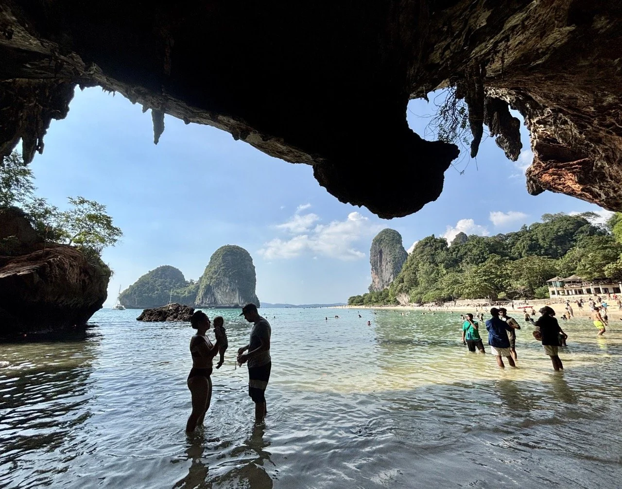 泰國甲米 Klong Thom Hot Springs 溫泉景點，探索森林中的天然溫泉水池，適合安排甲米自然景觀一日遊。 Klong Thom Hot Springs in Krabi Thailand, featuring natural hot spring pools in a tropical forest setting.