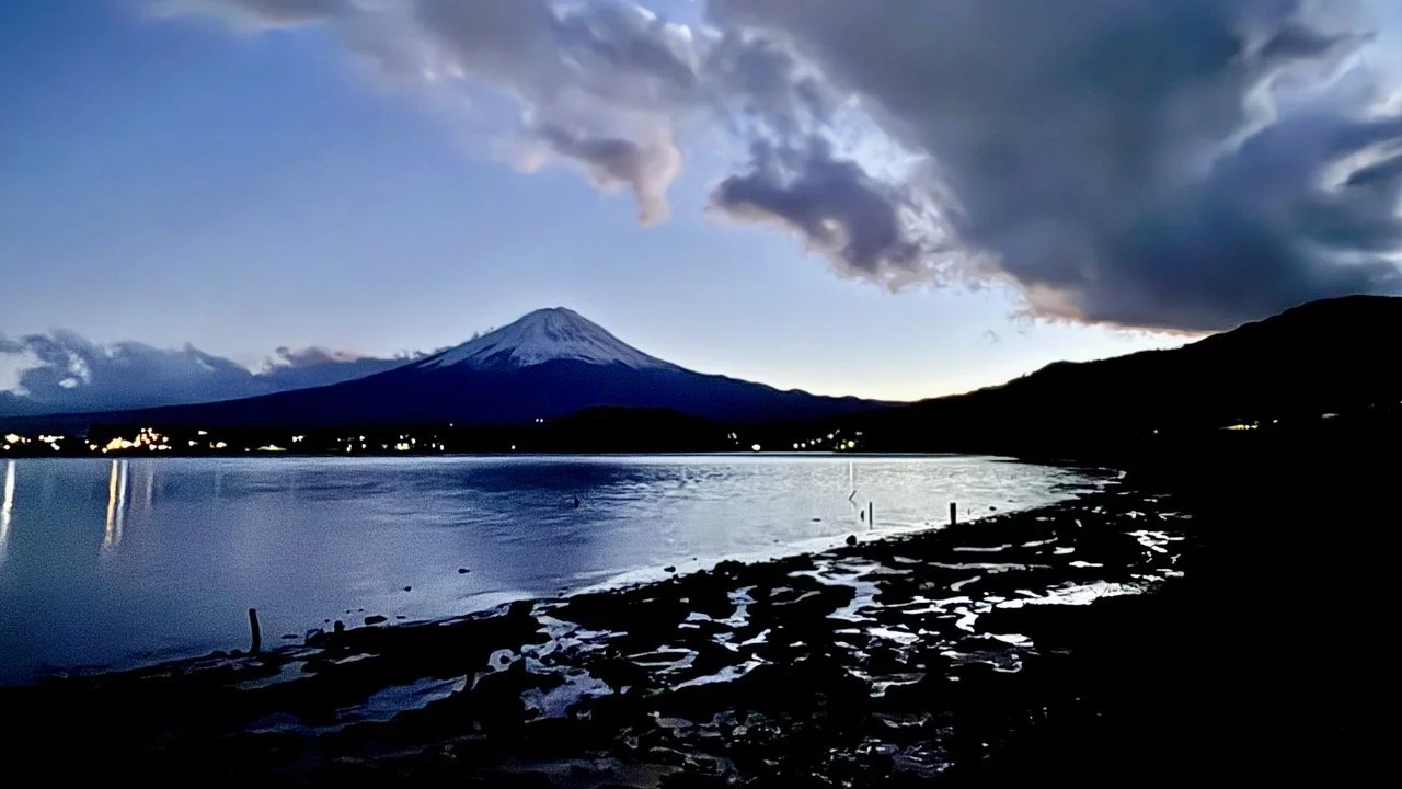 櫻花盛開時的新倉山淺間公園，粉色花朵、朱紅色忠靈塔與富士山構成夢幻的日本春季風景。