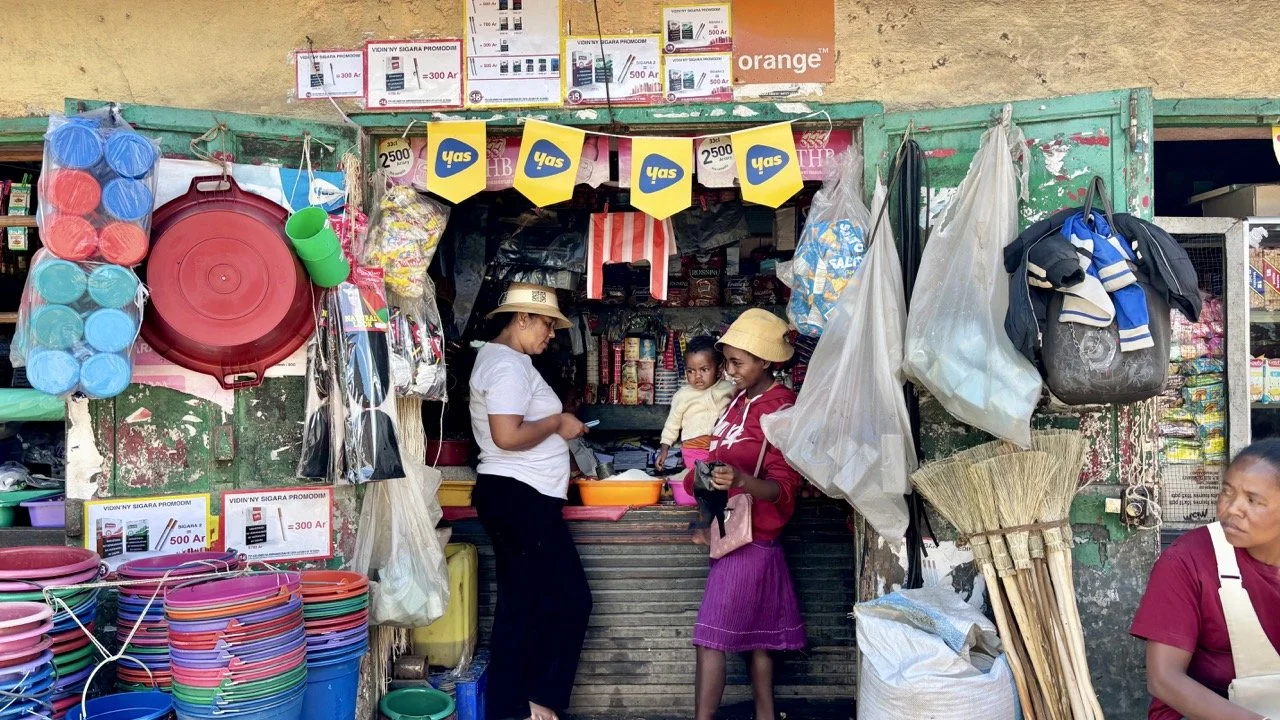 市集中販售的手工藝品：編織籃、木雕與民俗商品，適合文化攝影與採買紀念；Handcrafted items at market — woven baskets, wood carvings and folk goods ideal for cultural photography and souvenirs.