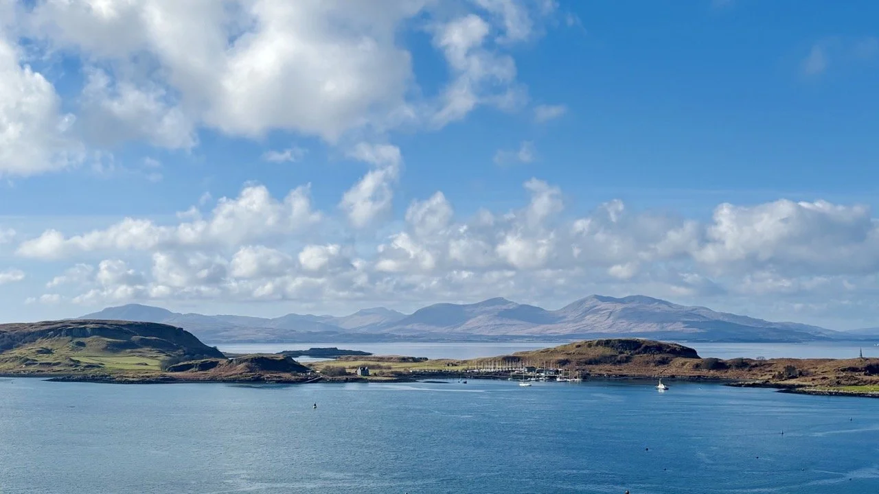 蘇格蘭基爾丘恩城堡 Kilchurn Castle 靜立於奧湖 Loch Awe 湖畔，古老石造遺跡與湖泊、山脈構成經典蘇格蘭風景，是蘇格蘭高地必訪城堡與攝影景點之一。Kilchurn Castle stands beside Loch Awe in Scotland, creating an iconic scene of historic ruins, tranquil water, and dramatic mountain scenery.