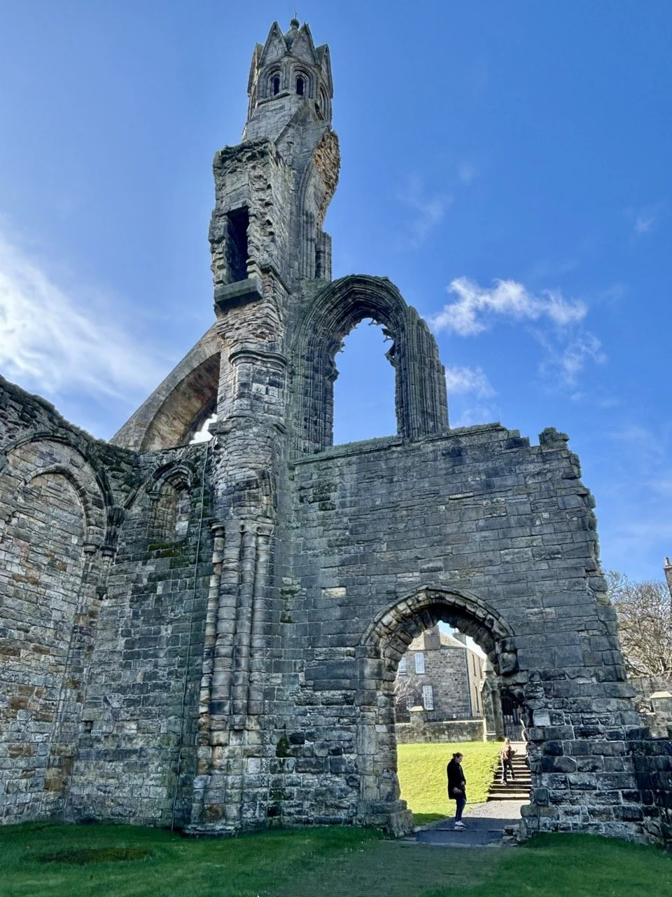 蘇格蘭 St Andrews 歷史城市街景，古老石造建築、傳統街道與大學文化，吸引旅客參加 St Andrews 一日遊