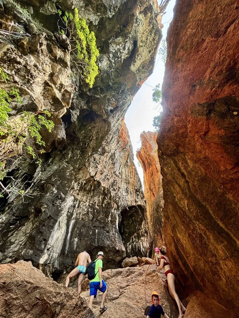 甲米虎窟寺登山階梯，通往高處的寺廟觀景區，適合體力充足並想欣賞 Krabi 山景的旅客。 Stairway at Tiger Cave Temple in Krabi, leading uphill toward the temple viewpoint for visitors prepared for a challenging climb.