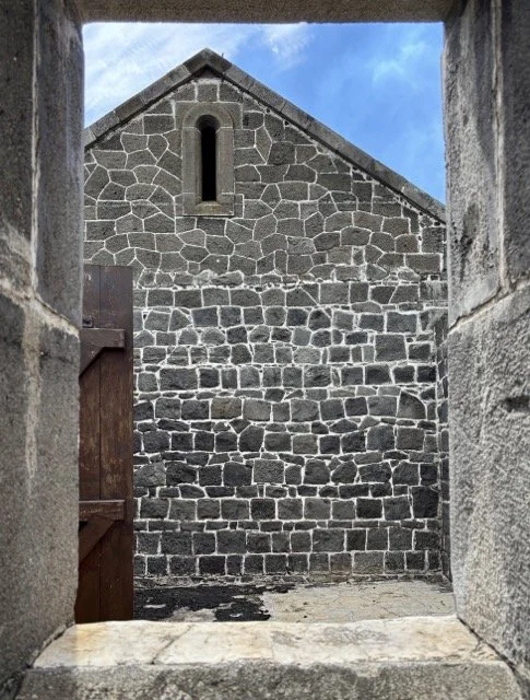 Aapravasi Ghat 博物館內部展覽照片，展示契約勞工登記檔案與移民歷史敘事。 Interior exhibits at Aapravasi Ghat museum displaying indentured labour registration records and migration history narratives.