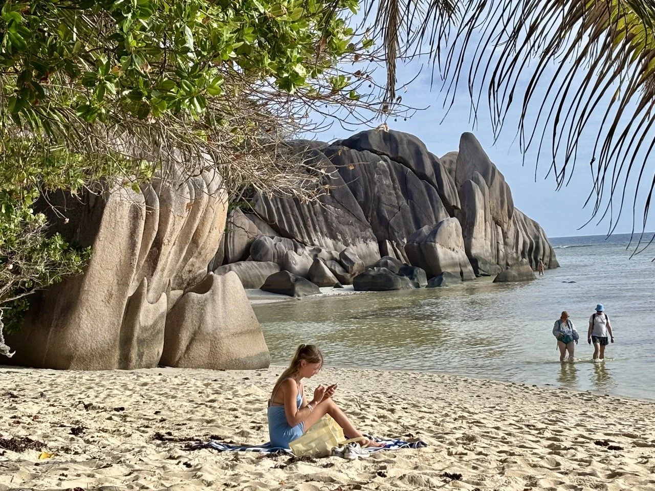 塞席爾 Anse Source d’Argent 海灘夕陽，金色光線照亮花崗岩與海面，營造浪漫的拉迪格島景色。