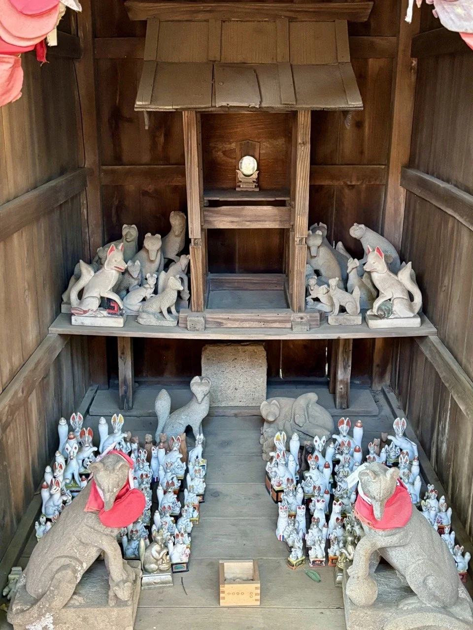 川越藏造老街的黑色土藏建築與傳統瓦片屋頂，展現小江戶川越保存完整的江戶時代街景，是川越自由行必訪景點。