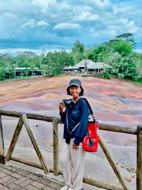 Chamarel 七色土色彩與紋理近拍，示範使用偏光鏡與側光強化礦物分層色澤的攝影技巧說明，適合模里西斯攝影愛好者與行程推薦文章