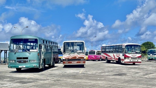 模里西斯公車內部與售票員（Bus Conductor）演示上車付現金與領票流程，實用交通教學照。 Interior of a Mauritius bus with bus conductor demonstrating cash fare payment and ticketing procedures for travelers.