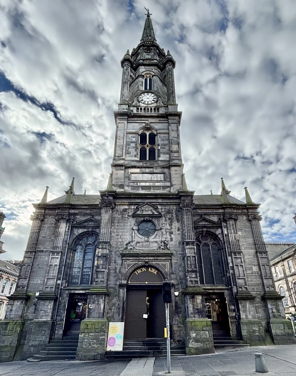 愛丁堡咖啡館內的英式司康與熱飲，適合呈現旅途中享受下午茶的悠閒時光。