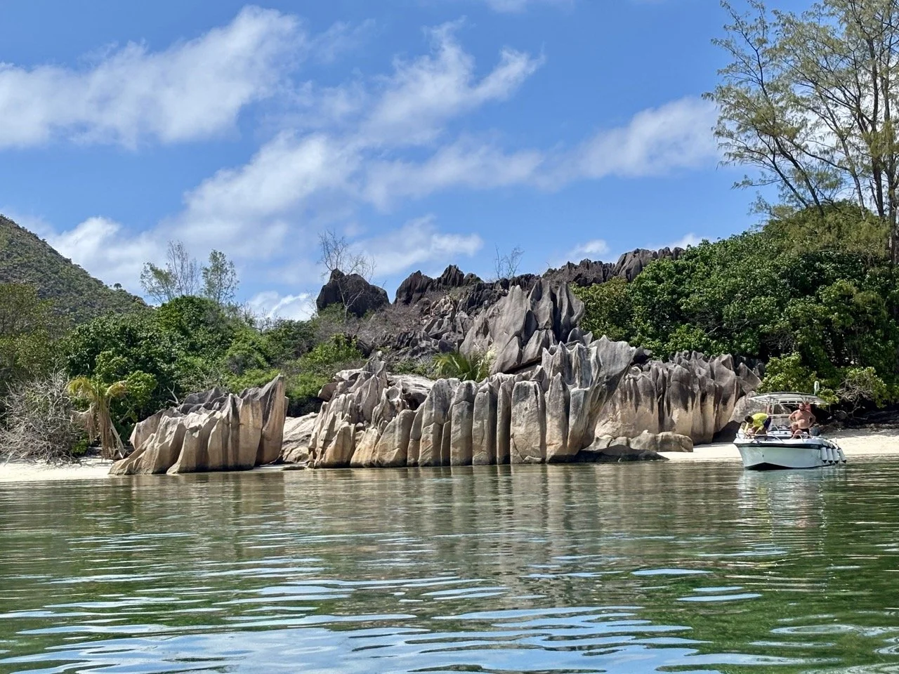 塞席爾克里奧爾美食海灘燒烤，旅客在海風與熱帶海景中享用當地風味料理。