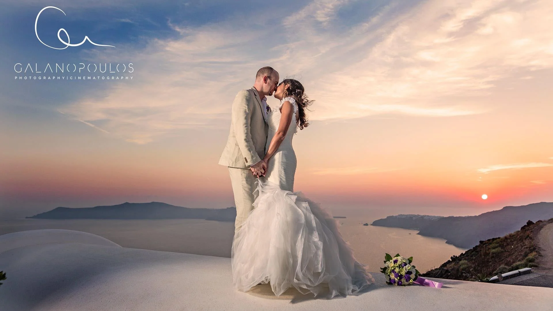 Ammoudi Bay 海邊船隻與晚霞：海邊人像與船隻構成浪漫海景婚紗照；Ammoudi Bay boats and sunset — seaside portraits with boats creating romantic marine wedding imagery.