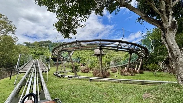 Casela 卡塞拉自然公園滑索（zipline）空中拍攝畫面，遊客穿越叢林與懸崖，展現刺激戶外活動與空中攝影構圖，適合搜尋 Casela 滑索、模里西斯冒險活動與家庭旅遊