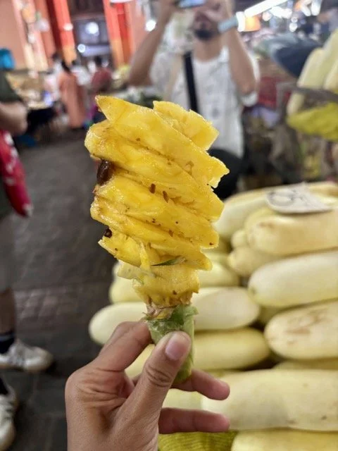 路易市港夜市人潮與街頭美食燈火，晚間小吃巡禮與夜市攝影建議。 Port Louis night market crowds and street food lights—ideal for evening food tours and night photography tips.