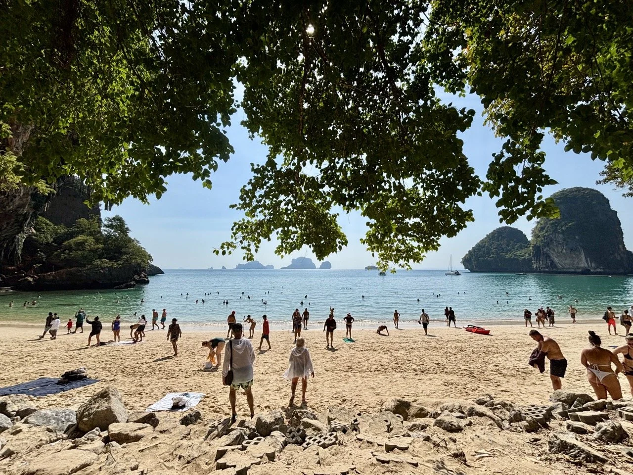 泰國甲米石灰岩山景與熱帶自然風光，展現 Krabi Thailand 最具代表性的地貌特色與戶外旅遊魅力。 Limestone mountains and tropical scenery in Krabi Thailand, showcasing the region's distinctive landscape and outdoor appeal.