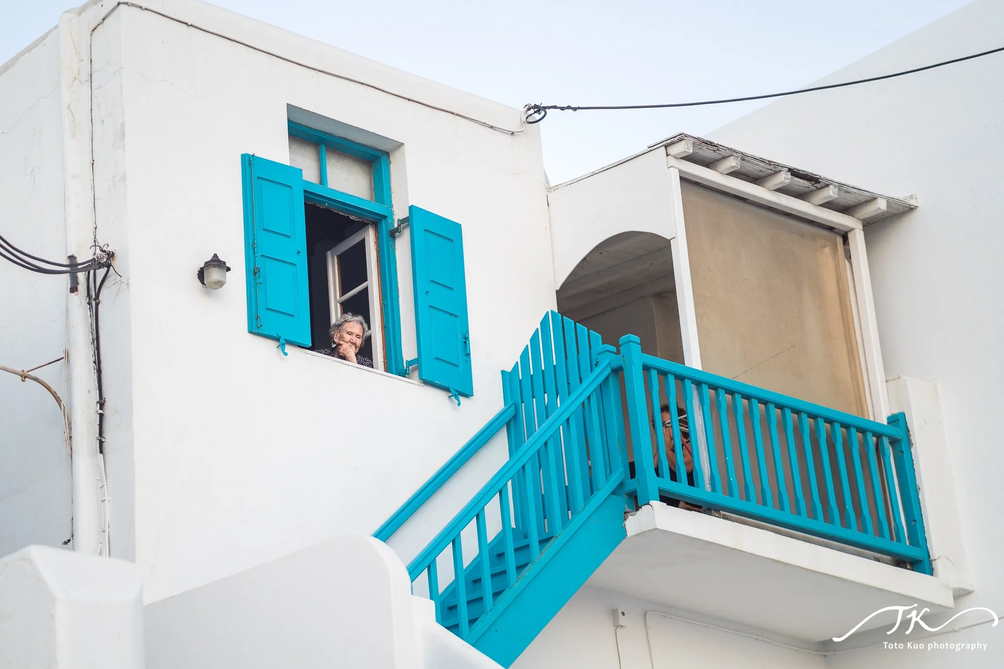 Romantic couples photography in Mykonos Little Venice, with recommended sunset tables, shot lists and itinerary timing from the island travel guide.