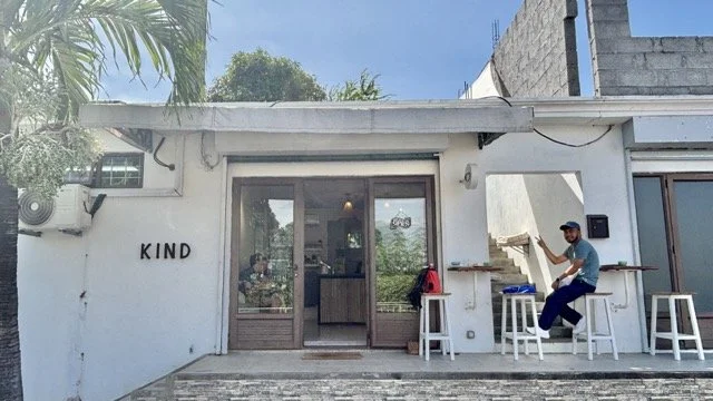 Kind Coffee 招牌酸種牛油果吐司（avocado sourdough toast）與店內文青擺設全景，強調 Instagram 打卡感與慢活氛圍，推薦給尋找 Port Louis 最佳早午餐與特色咖啡館的旅客