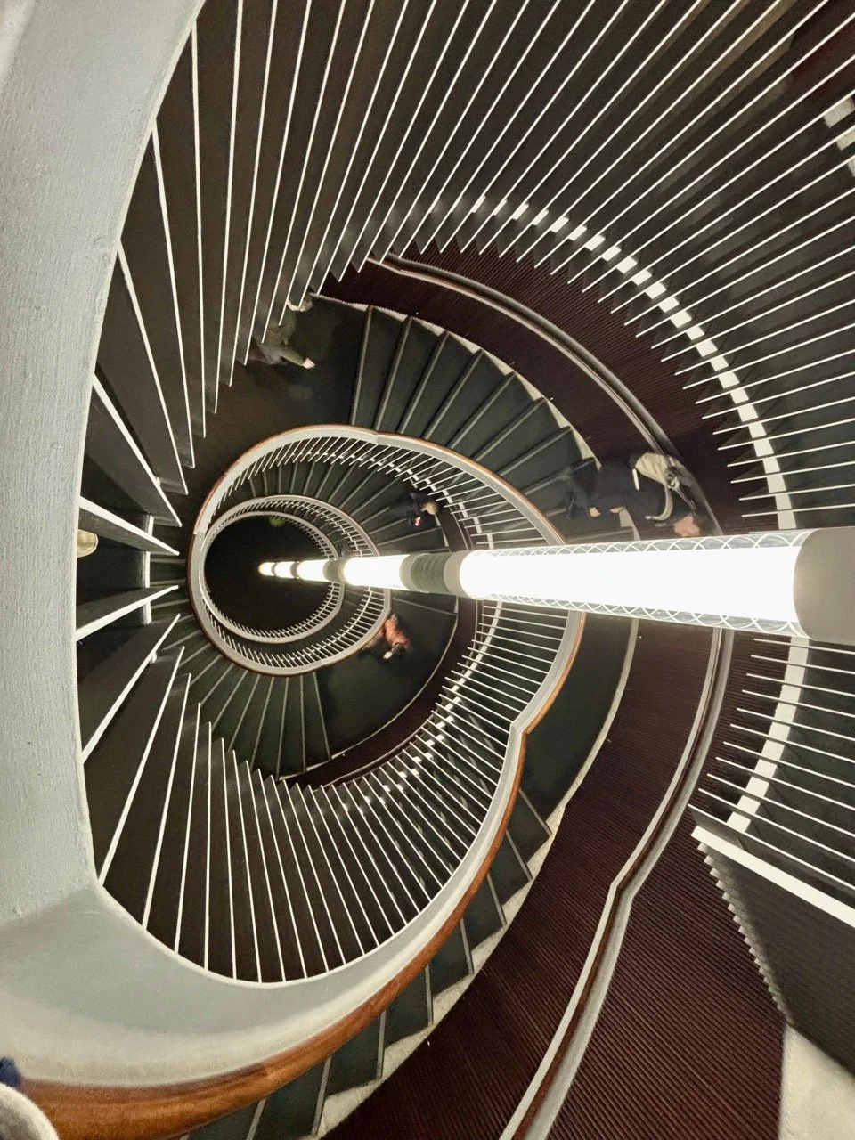 愛丁堡餐廳供應的完整蘇格蘭早餐，包含香腸、培根、雞蛋、蘑菇與烤番茄。