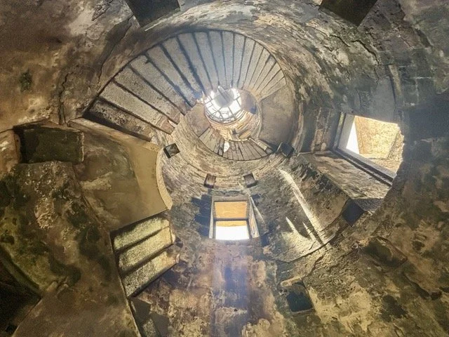 富凱島燈塔近景與戲劇性天空的海岸視角，適合拍攝燈塔與海浪交織的構圖，常出現在杜斯水灣五島行程的燈塔停靠或繞行拍攝推薦文中，有助提升 lighthouse photography、Mauritius sightseeing 的搜尋能見度。