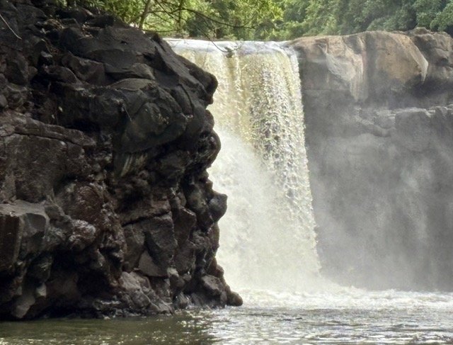 大河東南（Grand River South East）瀑布上岸拍攝畫面，遊客於岸邊觀景拍照，常為杜斯水灣行程上岸景點之一。