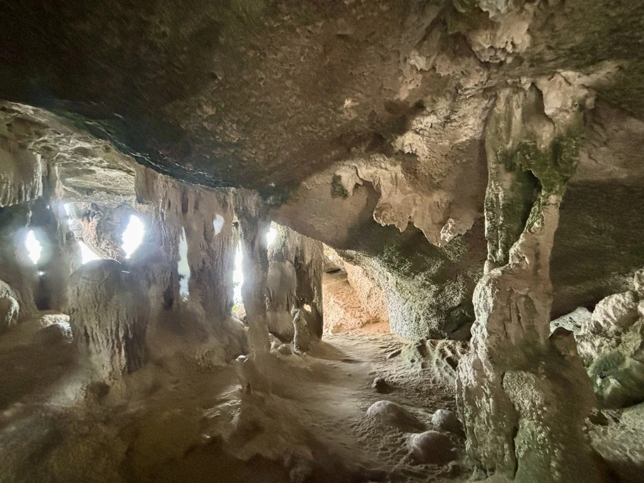 沙美南姐觀景台 Samet Nangshe 日出景色，從高處俯瞰攀牙灣群島，是泰國最受攝影愛好者喜愛的日出景點之一。