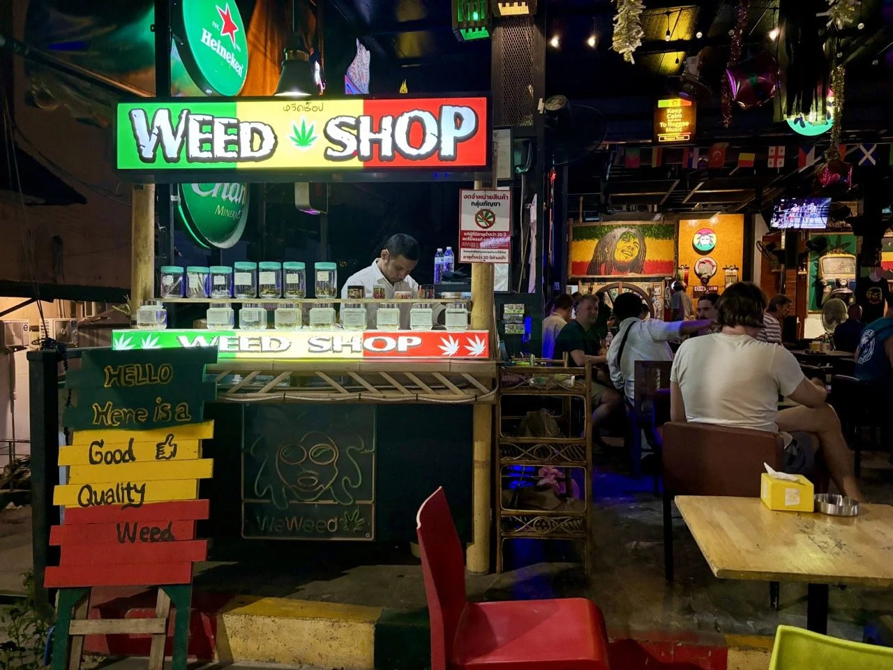 甲米溫泉瀑布自然攝影，記錄岩石水流、森林植被與天然溫泉水池，呈現泰國 Krabi 熱帶雨林風光。 Nature photography at Krabi Hot Springs, featuring flowing water over rocks, tropical plants, and natural hot spring pools.