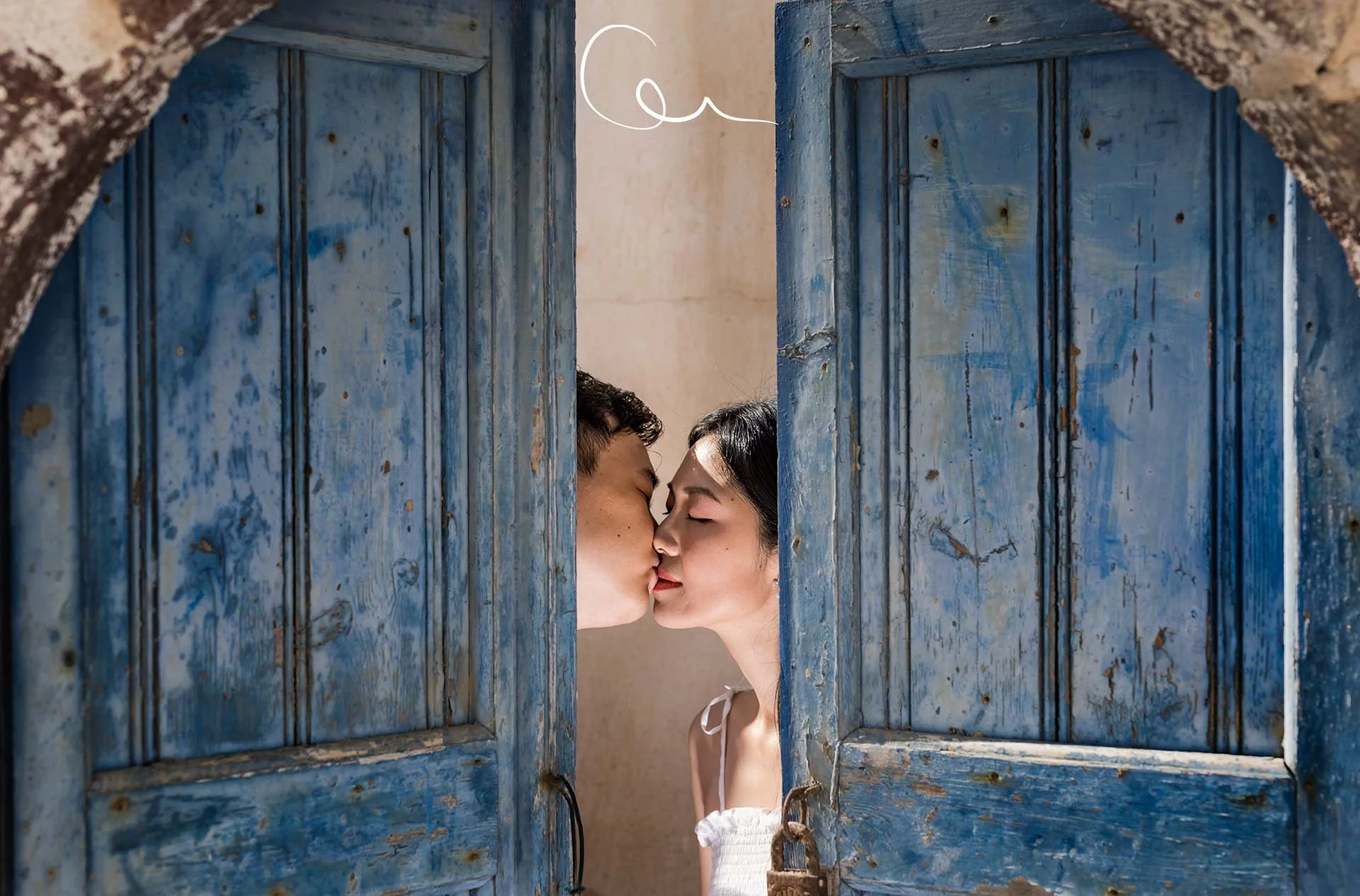 Oia 石階與光影：階梯引導視線，利用自然光塑造動態婚紗畫面；Oia stairs and light — steps guide the eye, using natural light for dynamic wedding frames.