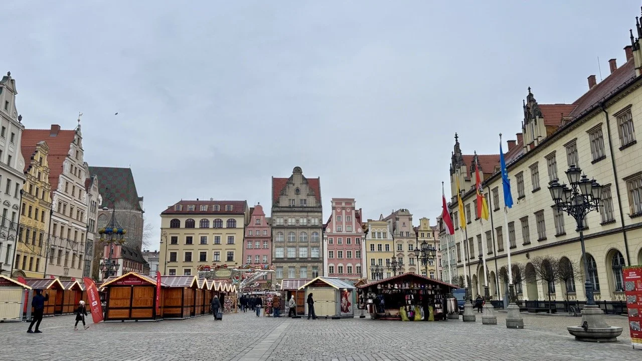 日落時分的弗羅茨瓦夫市集廣場，歷史建築被暖色夕陽照亮，是 Wrocław 自由行適合拍攝的景色。