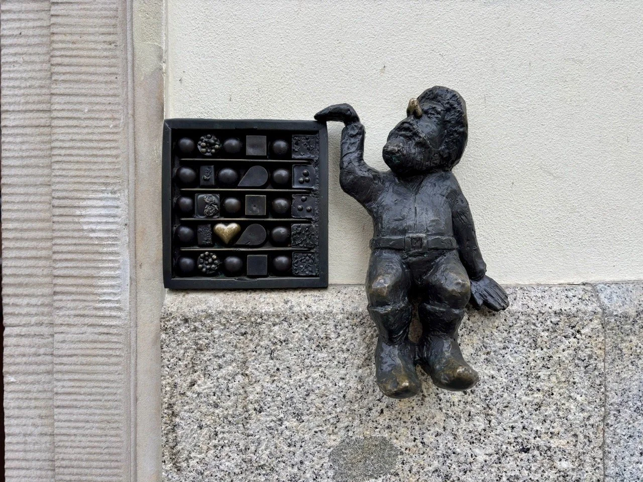 波蘭弗羅茨瓦夫著名小矮人雕像特寫，展示城市獨有的公共藝術與反共產主義歷史文化背景。
