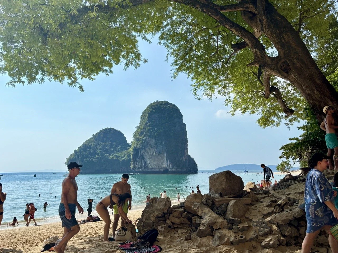 泰國甲米 Sa Morakot 翡翠池自然景觀，欣賞森林環繞的天然池水，探索 Krabi Thailand 的著名雨林景點。 Sa Morakot Emerald Pool in Krabi Thailand, featuring a natural pool surrounded by forest at a well-known rainforest attraction.