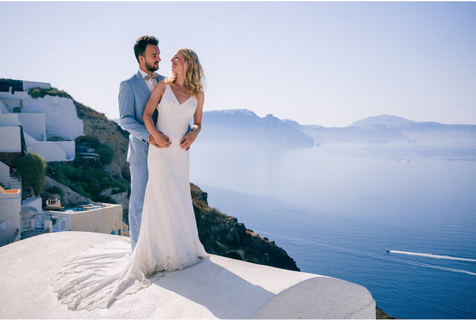 Caldera view villa 陽台婚紗場景，私密光影與倒影拍攝建議（酒店合作可包場）；Caldera view villa balcony wedding scene — private lighting and reflection tips, coordinate with hotel for access.