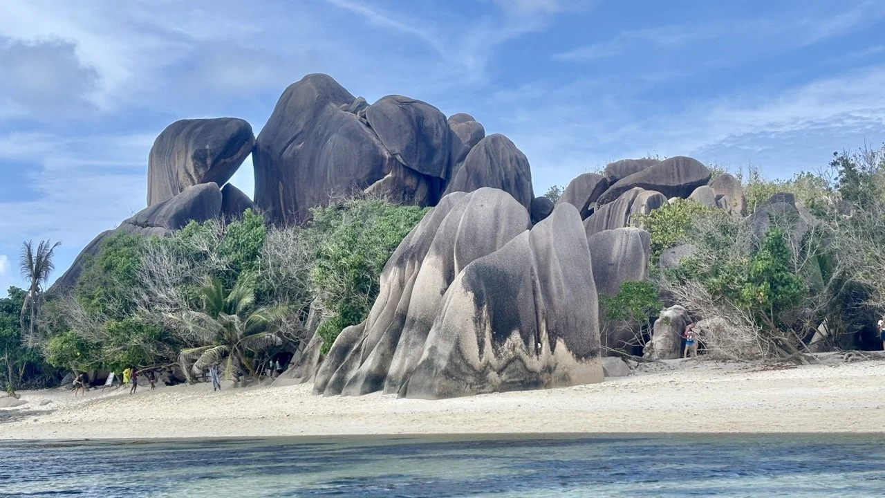 塞席爾拉迪格島 Anse Patates Beach，小巧海灣、花崗岩岩石與湛藍海水構成北部海岸美景。