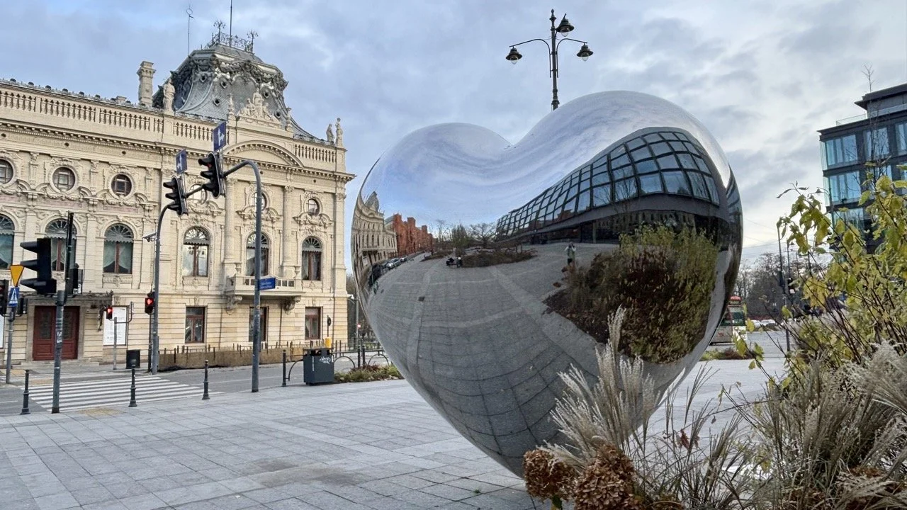 波蘭羅茲著名的皮奧特科夫斯卡街（Piotrkowska Street），街道兩側林立歷史建築、餐廳、咖啡館與酒吧，是羅茲自由行必訪的城市核心景點。