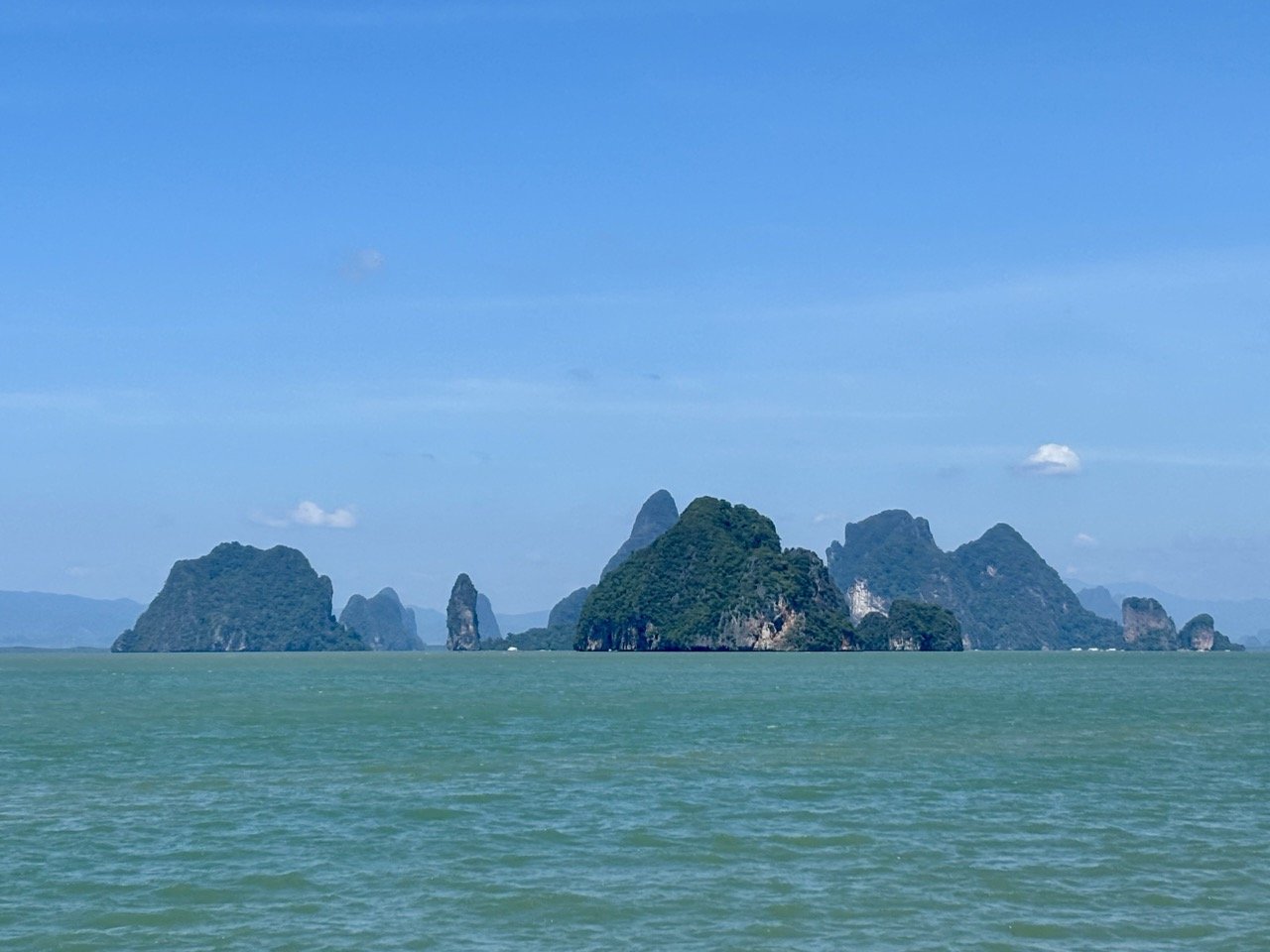泰國瑤亞島 Ko Yao Yai 的寧靜海灘與椰林，適合喜歡慢活旅行、海島攝影與避開人潮的旅客。
