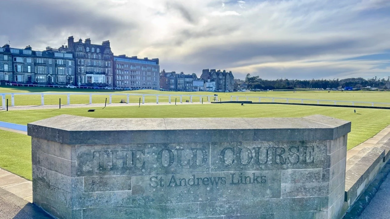 坐落於海岸懸崖旁的 St Andrews 城堡遺址，古老石牆面向大海，展現蘇格蘭歷史城堡與海岸景觀。