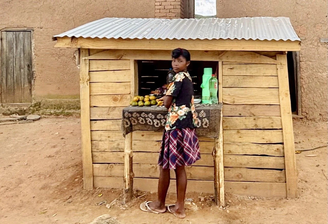 市集香料攤近拍：磨碎香料與傳統包裝細節，適合美食攝影與食材報導；Spice stall close‑up at Ranomafana market — ground spices and traditional packaging details perfect for culinary photography and ingredient stories.