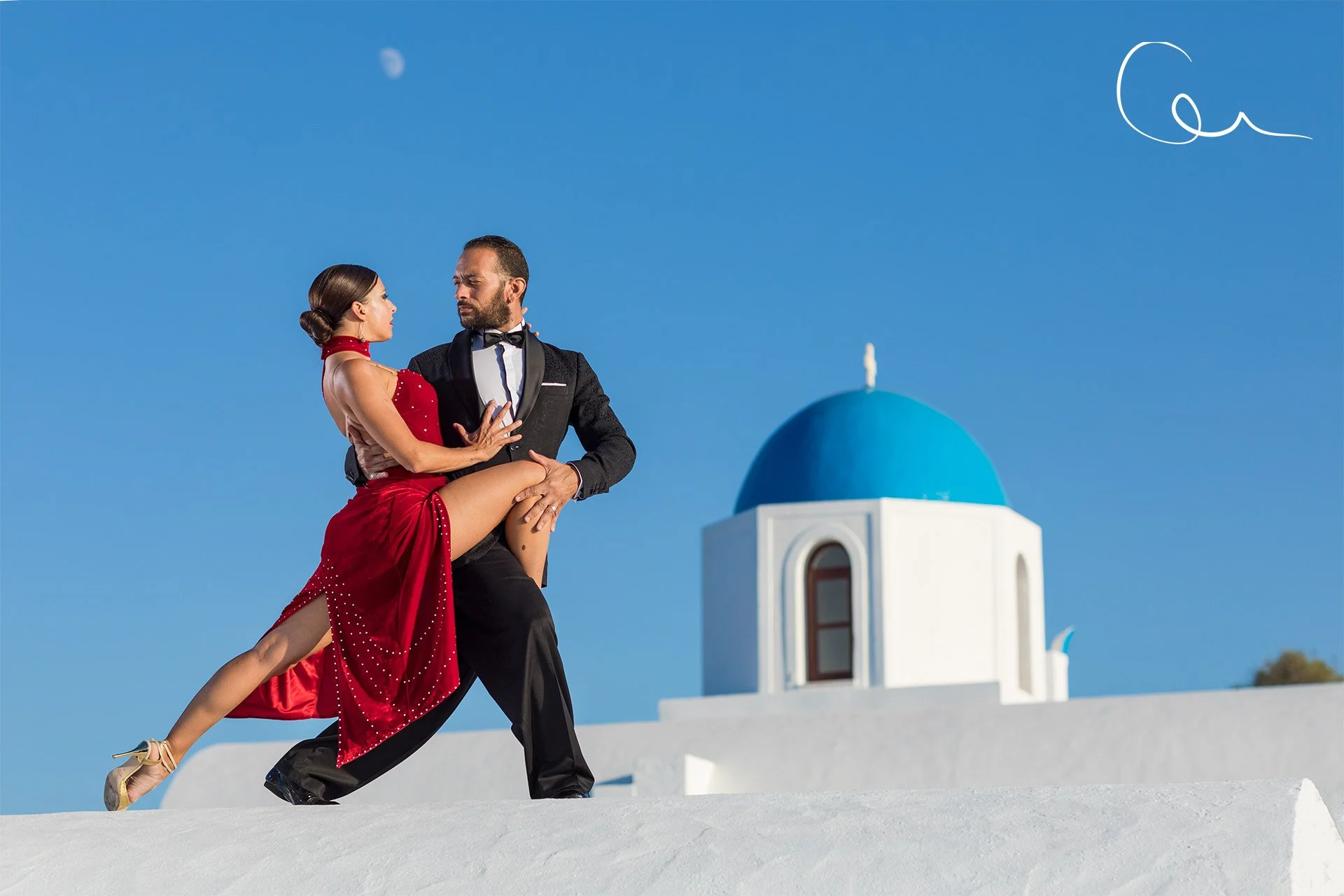 藍頂教堂日落剪影婚紗：夕陽下的浪漫剪影構圖，Oia sunset wedding 的經典畫面；Blue domes sunset silhouette wedding — romantic silhouette composition at Oia, classic shot for Santorini sunset weddings.