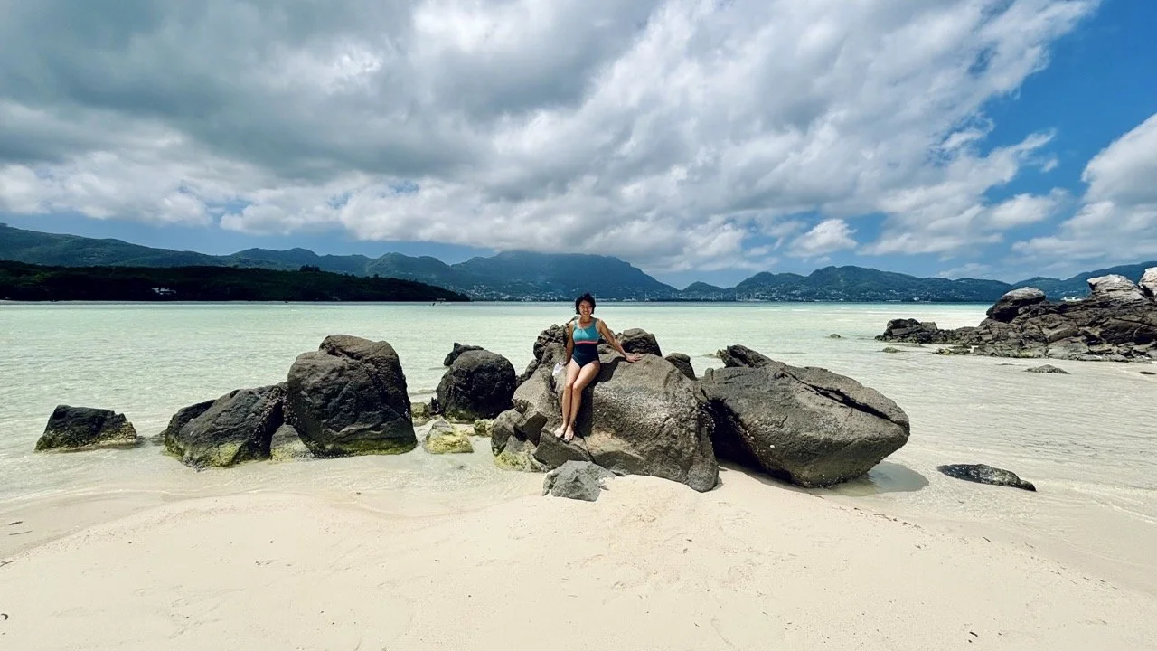 馬埃島附近珊瑚礁中的熱帶魚群與海洋生物，呈現塞席爾出海一日遊迷人的水下自然景觀。