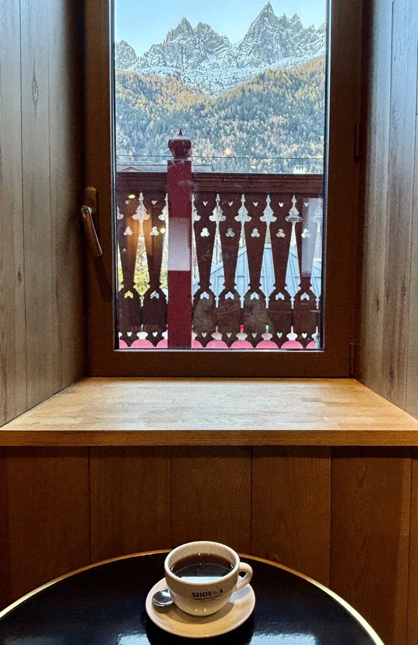 Le Panoramic 山景餐廳在 Brévent 的夕陽用餐視角，精緻法式料理與景觀推薦；Le Panoramic mountain dining at Brévent with sunset views, refined French cuisine and scenic recommendation.
