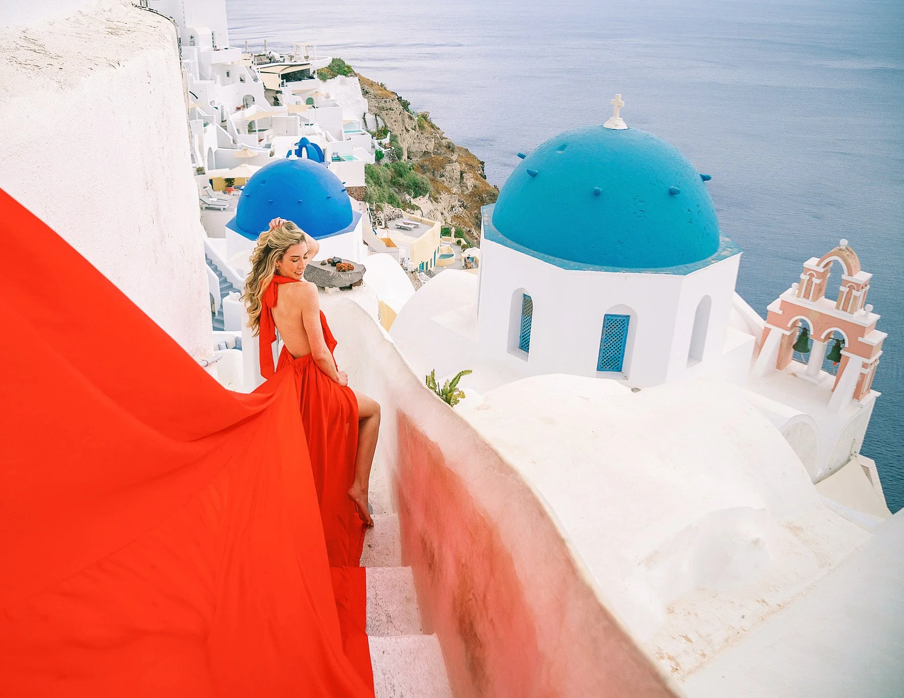 藍頂教堂飛裙婚紗動態：利用海風與助理拋裙創造動感，Santorini flowing dress technique 示範；Flying dress dynamic at blue domes — use sea breeze and assistant toss for motion, Santorini flowing dress technique demo.