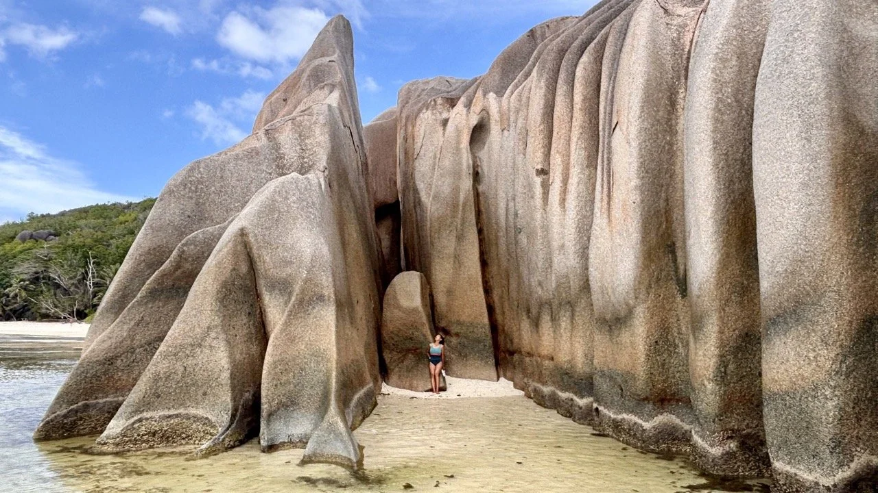 塞席爾拉迪格島 Anse Source d’Argent 海灘，巨大花崗岩、白色沙灘與淺藍色海水構成經典美景。
