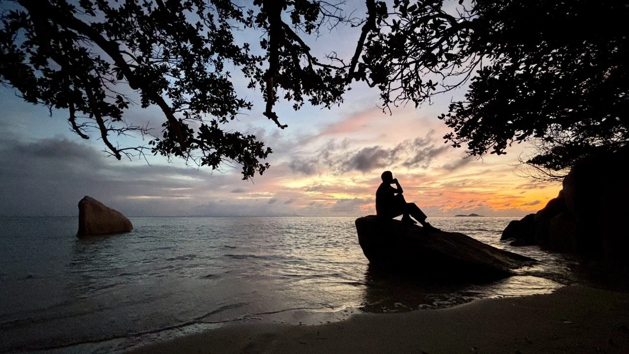 普拉蘭島 Anse Boudin 海灘，清澈海水、細白沙灘與遠方島嶼呈現寧靜的塞席爾海景。