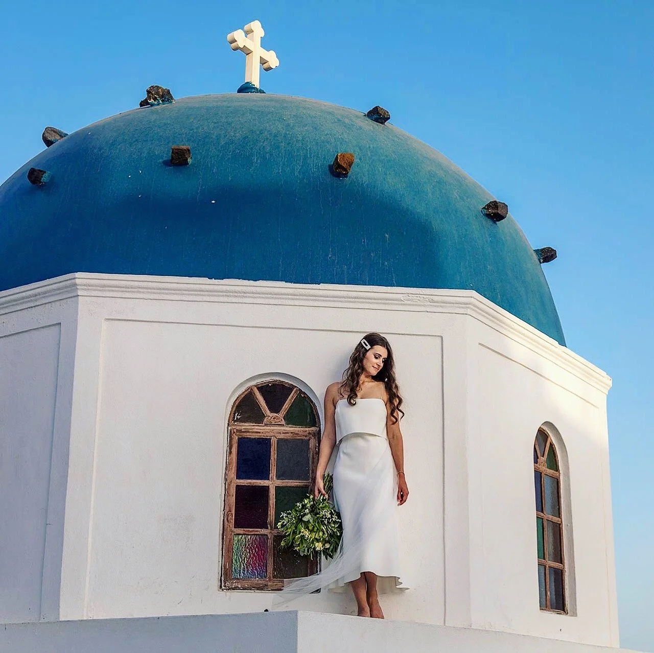 藍頂教堂細節特寫：藍白對比與圓頂紋理，極適合婚紗人像與建築對話的構圖；Blue domes close‑up — blue‑white contrast and dome texture, perfect for bridal portraits and architectural interplay.