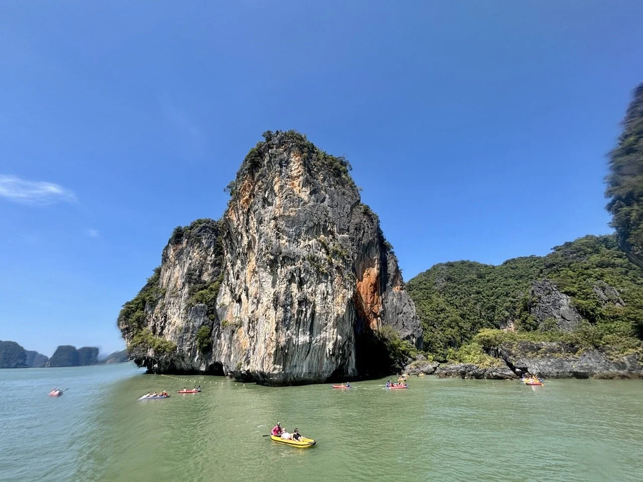 泰國攀牙灣班宜島 Ko Panyee 水上村落，房屋與碼頭建於海面之上，展現當地穆斯林漁村的獨特生活方式。
