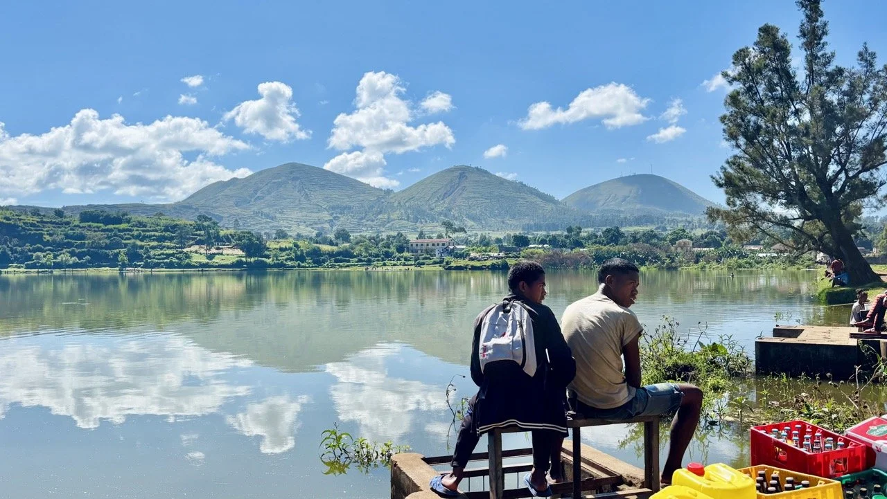 雨後水田倒影與對稱構圖：利用濕潤田面拍出對稱與鏡面效果，適合低角度構圖；Terrace reflections in wet paddies after rain — exploit mirror effects and symmetry with low‑angle compositions.
