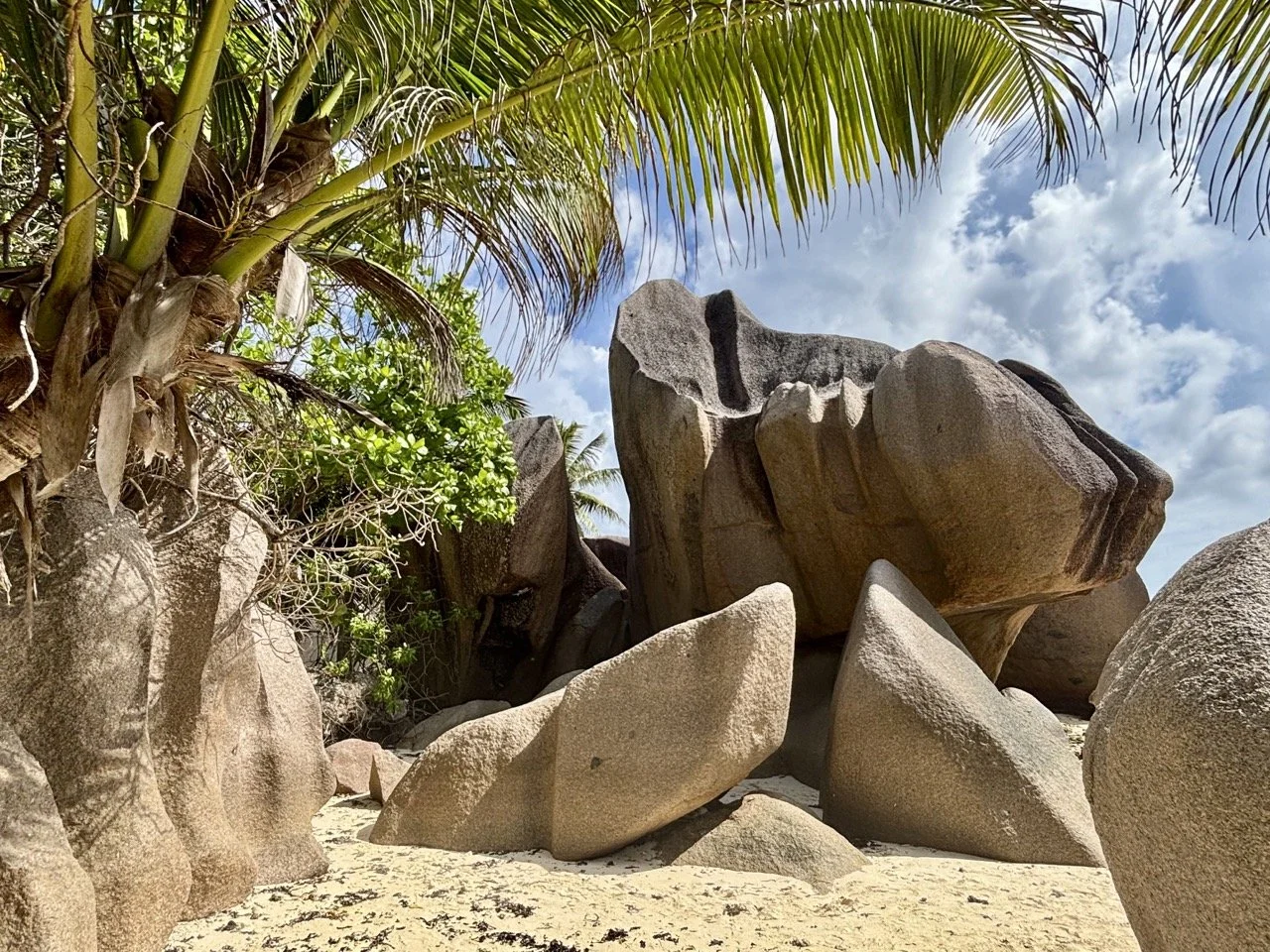 Anse Patates Beach 岸邊的花崗岩巨石，呈現 La Digue 北部海岸獨特的自然地貌。