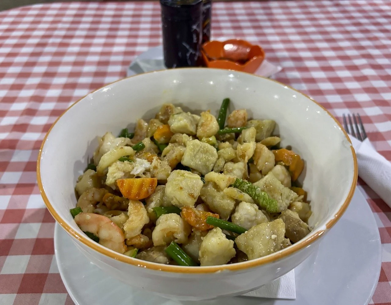 La Capannina 海鮮義大利麵與海景用餐體驗，Morondava 料理風格示例；La Capannina seafood pasta with sea views, a Morondava dining example.