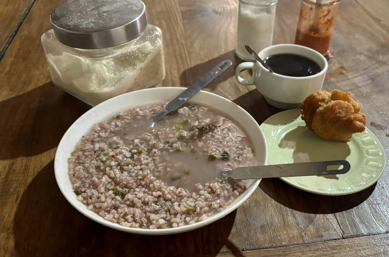 市集街頭小吃：烤玉米與當地小吃，真實呈現馬達加斯加的路邊美食文化；Street food at Ranomafana market — grilled corn and local snacks showing Madagascar’s authentic roadside food culture.