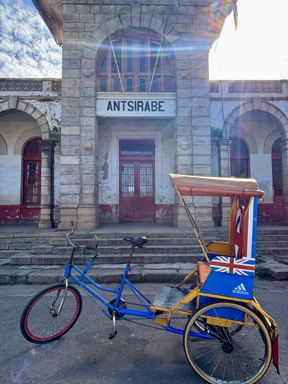 導遊車接駁與行前說明場景，如何安排 Ranomafana 攝影行程交通；Guided tour van and pre‑trip briefing — arranging transport for Ranomafana photo trips.