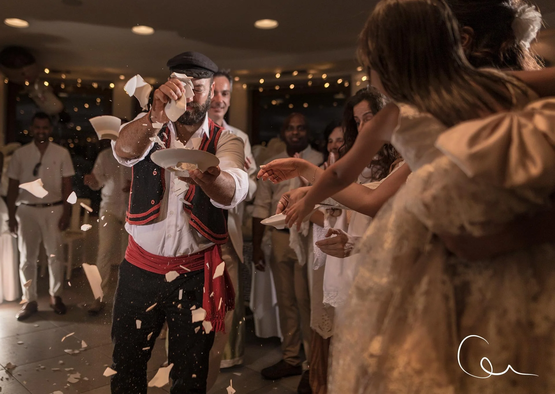 Fira 藍調婚紗夜景：長曝藍調與燈光融合的浪漫作品；Fira blue hour wedding nightscape — long exposure blends blue hour and city lights for romantic results.