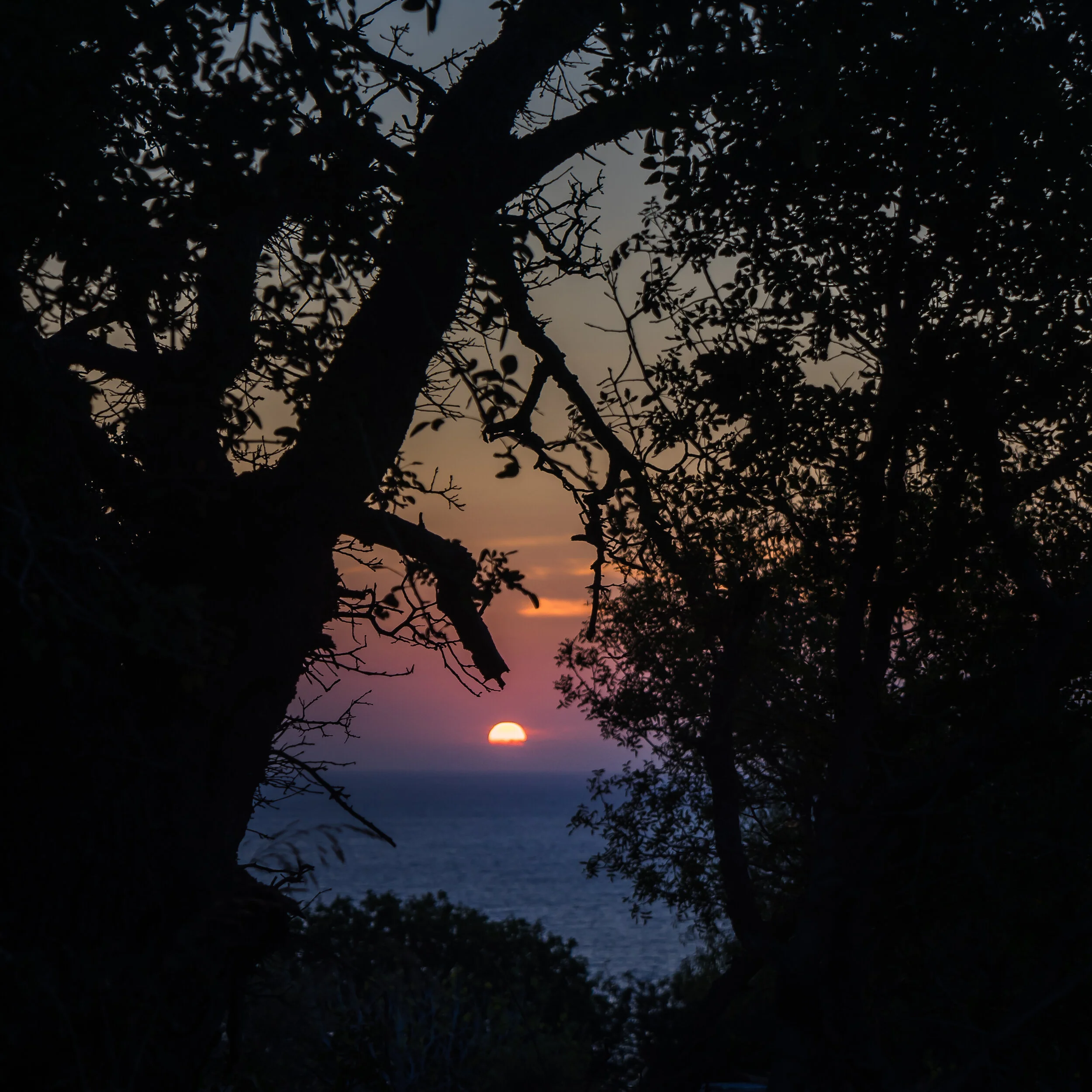 西羅斯島的日落從火山邊緣眺望，景色壯觀，是必去的攝影旅遊體驗。／Sunset views from the rim of Nisyros volcano are spectacular, a must-do experience for photography tours.