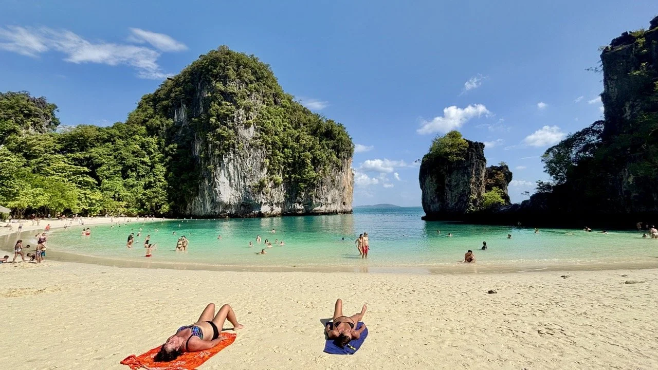 泰國喀比洪島群島的天然海灣被石灰岩地形與熱帶植被環繞，海面呈現不同層次的藍色，展現 Hong Island 洪島、喀比自然景點與泰國安達曼海跳島旅遊 的迷人魅力。 A scenic bay in Krabi's Hong Islands features blue waters, limestone formations and lush tropical vegetation.  複製檔名與 ALT Text